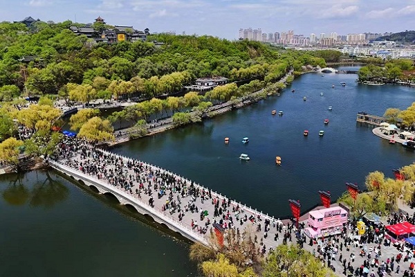 Nature, culture and crowds: Jilin's vibrant May Day
