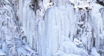 Wangtiane icefalls impress winter visitors