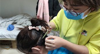 Changchun medical workers cut hair before going to Wuhan