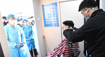 Police enjoy free haircuts from generous stylist