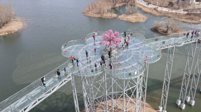Glass bridge wows visitors to Jilin scenic area