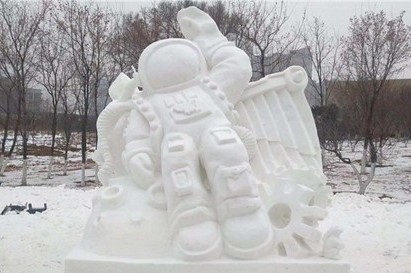 University students create snow sculptures in Changchun