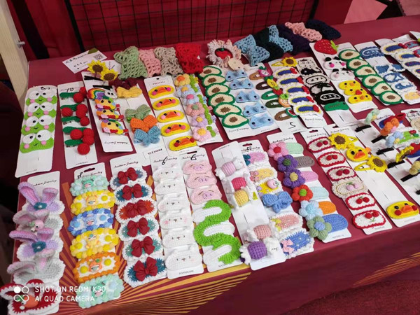 Jilin mom finds pleasure, profit from knitting handicrafts