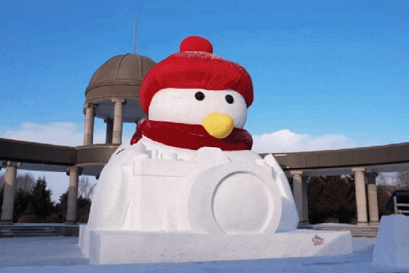 Jilin giant snowman welcomes in Chinese New Year