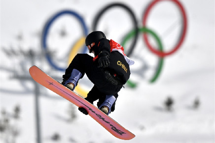 Snowboarder Su joins idols on podium