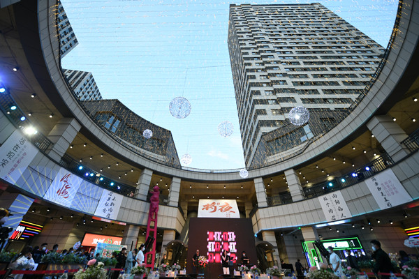 Night market lights up summer evenings in Changchun city