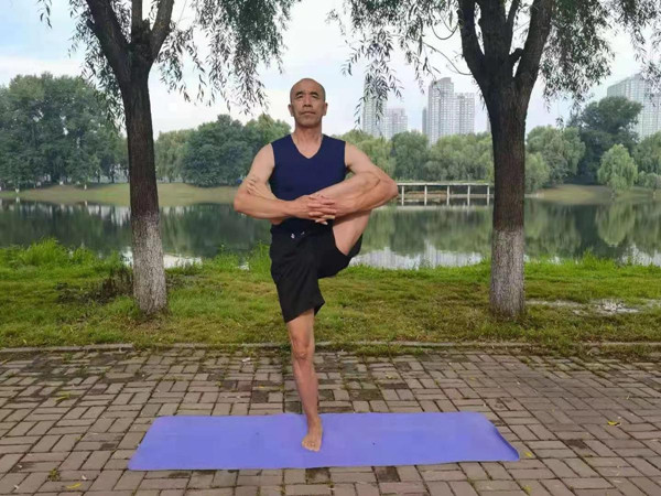 'Yoga Grandpa' tells his fitness story