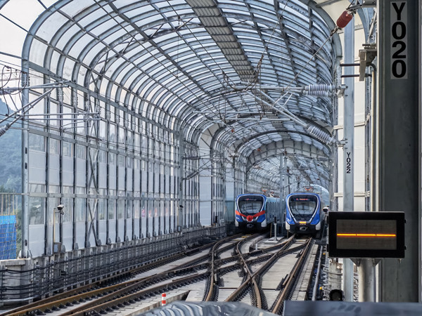 China's first dual-powered urban train starts operating