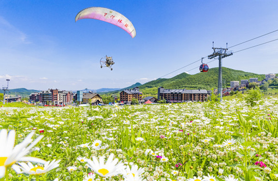 Ski resorts in Jilin province lure more summer tourists