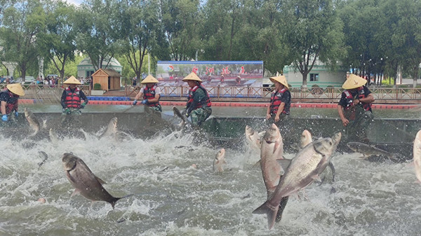 Chagan Lake launches summer fishing season
