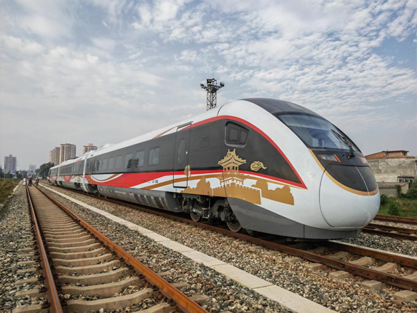 CRRC-made hybrid intercity train debuts in Xi'an city 