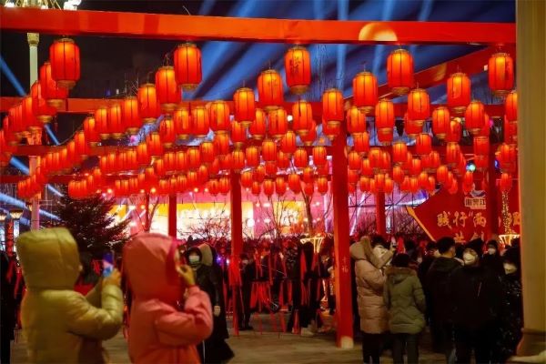 Glitzy decorations bring festive air to Jilin province 