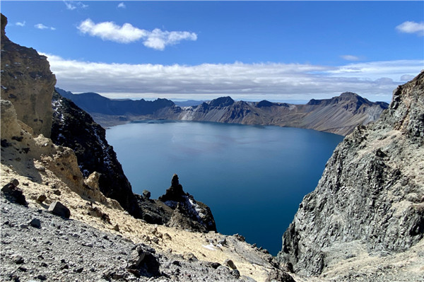 Autumn tourism flourishes at Changbai Mountain in Jilin