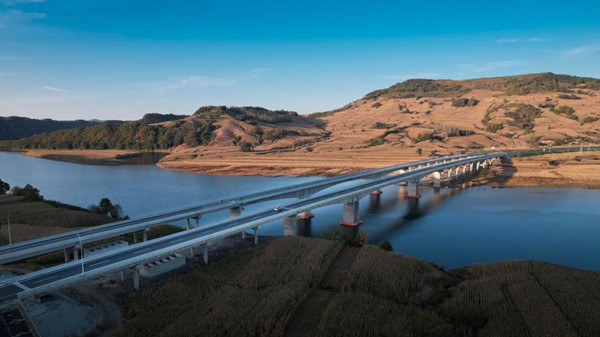 Puyan Expressway opens to traffic in Jilin province 