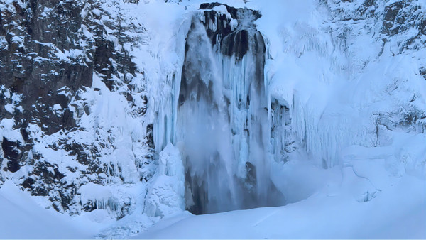 Changbai Mountain waterfall creates winter spectacle 