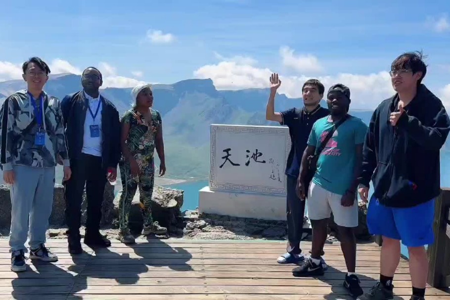 Intl students captivated by Tianchi Lake's stunning scenery 