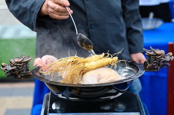 Tourists flock for Tonghua National Day ginseng chicken soup
