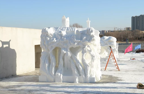 University student snow sculpture contest held in Changchun