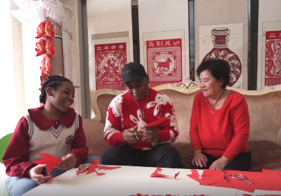 Cameroonian family tries hand at Manchu paper-cutting 