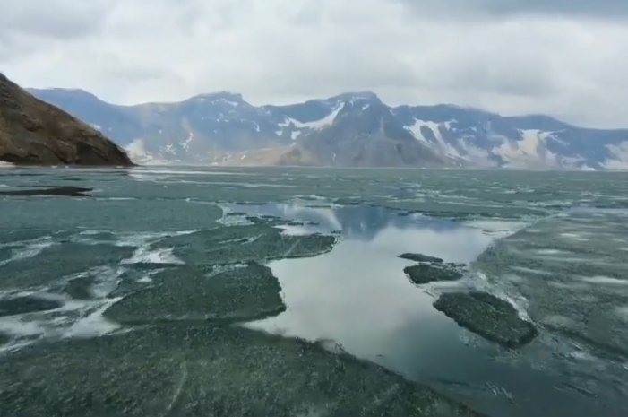 Ice on Tianchi Lake begins to melt