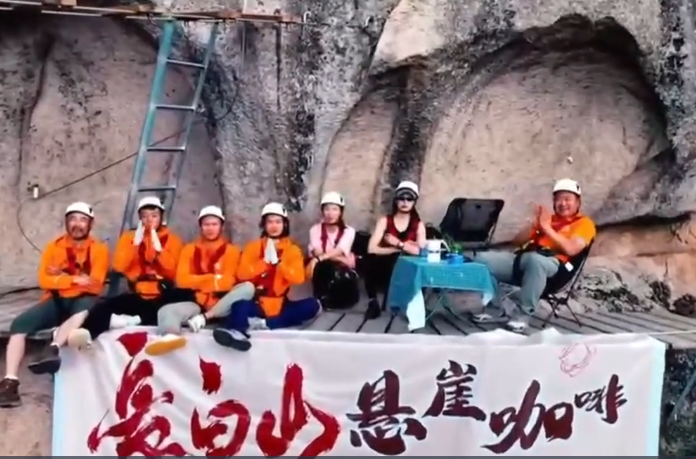 Jilin coffee shop provides tasty drinks and cliff side views