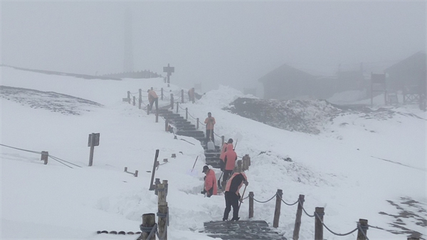 长白山-latest-Tourists get summer, winter scenes at same time-1.jpeg