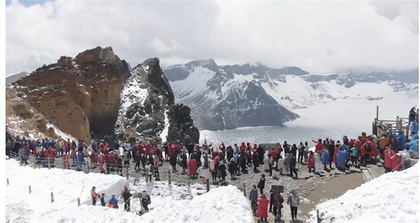 长白山-latest-Tourists get summer, winter scenes at same time-2.jpeg