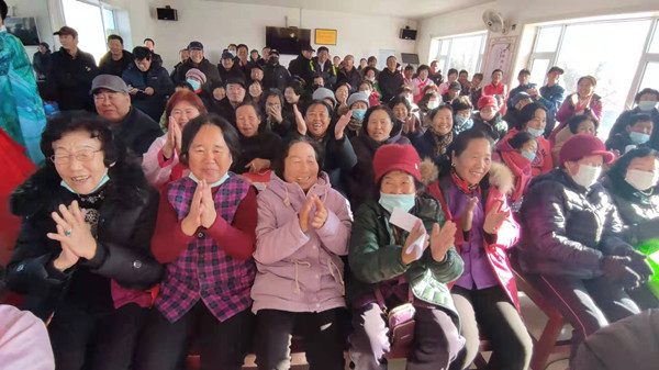 4群众笑逐颜开_副本.jpg