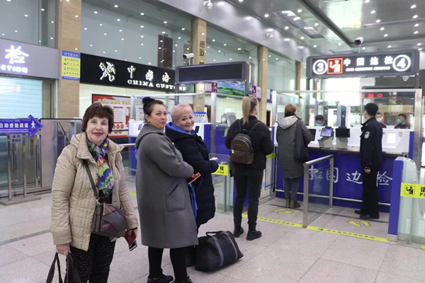 图为俄籍旅客排队办理边检手续（郑明亚 摄）3_副本.jpg